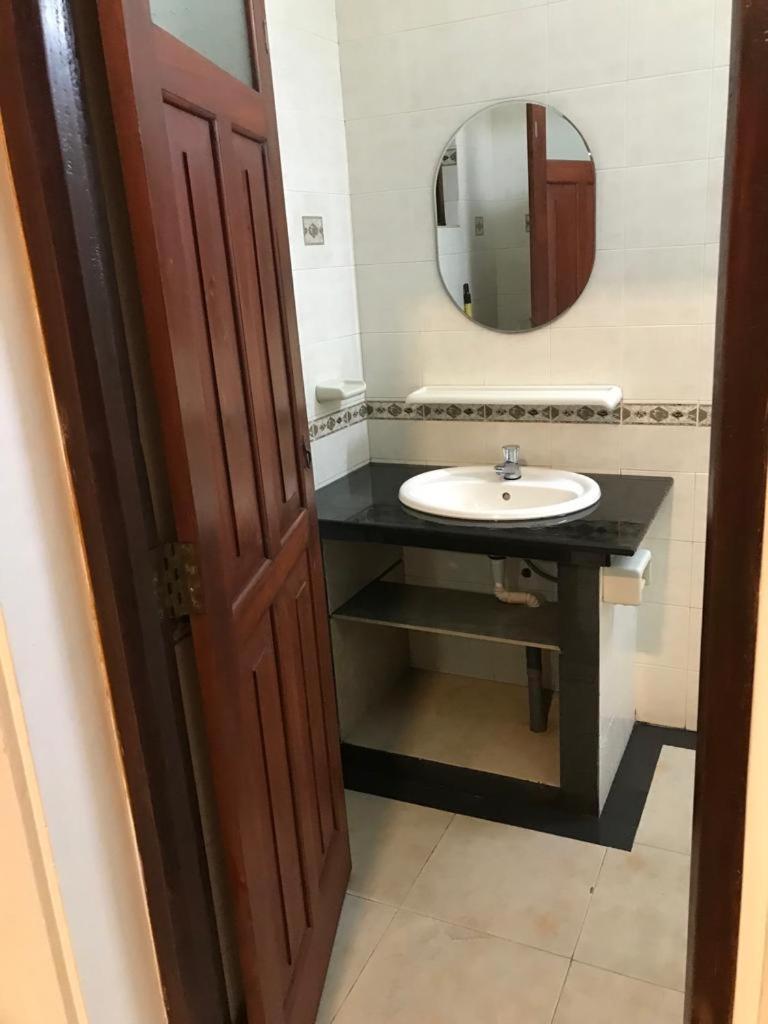 Ice Berg Apartment Dehiwala-Mount Lavinia Room photo