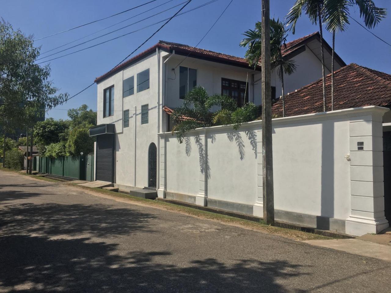 Ice Berg Apartment Dehiwala-Mount Lavinia Exterior photo