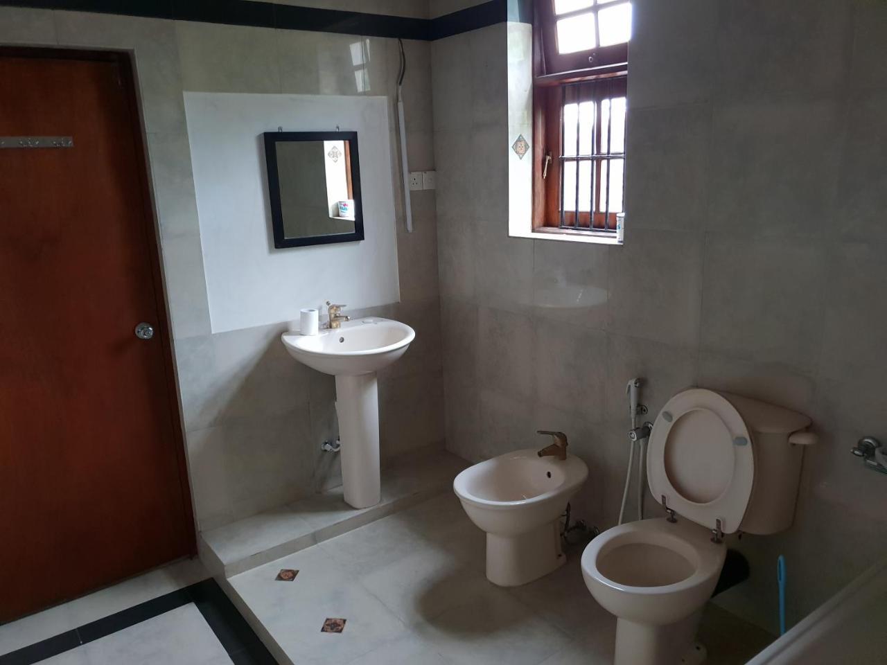 Ice Berg Apartment Dehiwala-Mount Lavinia Exterior photo